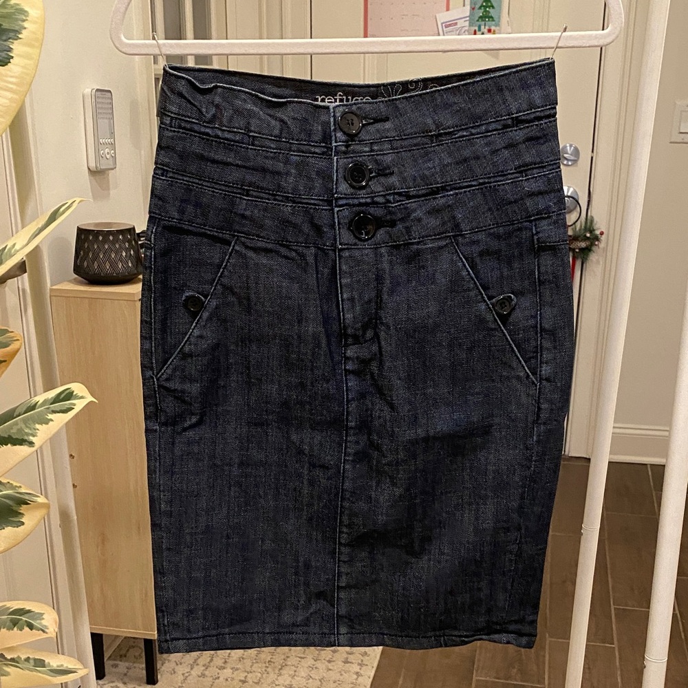 Vintage Y2K High Waisted Denim Skirt with Button Details